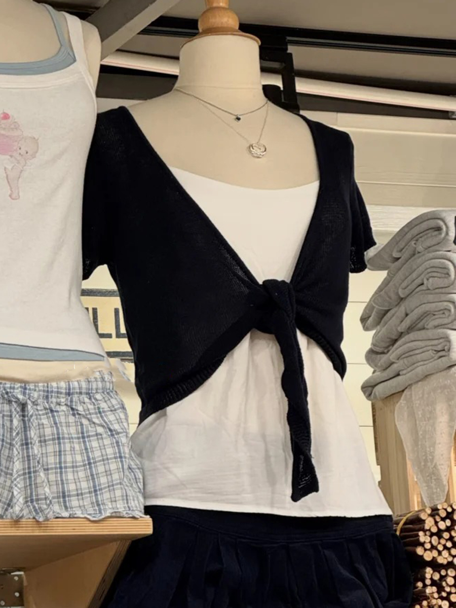 Crop Cardigan Vintage - เสื้อคาร์ดิแกนสีดำแบบครอปพร้อมเชือกผูกสำหรับผู้หญิง สไตล์สตรีทแวร์ เสื้อยืดคอวีทรงสลิมแขนสั้นผ้าฝ้ายเรียบง่ายสไตล์วินเทจ เสื้อครอปถักนิตติ้ง